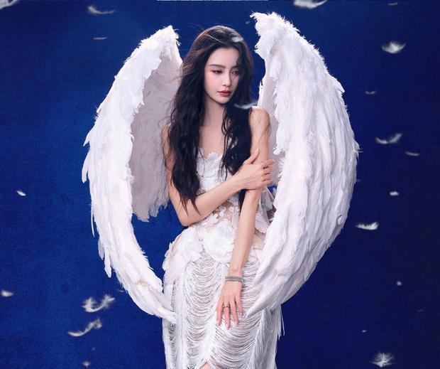 �Ѻ�����Ѷ ���գ�Angelababyһ���ɫ�������д���ͳ�����������˿���հ�ȹ�������ɴ��������������鶯������ʹ���٣�״̬���ڸ���������