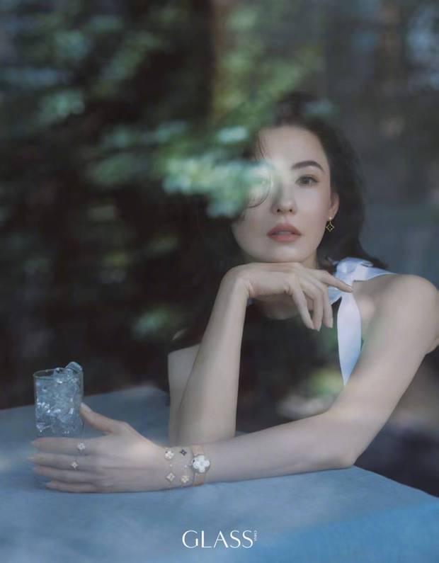 搜狐娱乐讯 近日,张柏芝一组九月刊封面大片释出,她驾驭多套风格穿搭搭配精致珠宝配饰,优雅松弛,尽显千禧年港风珠宝美人格调。